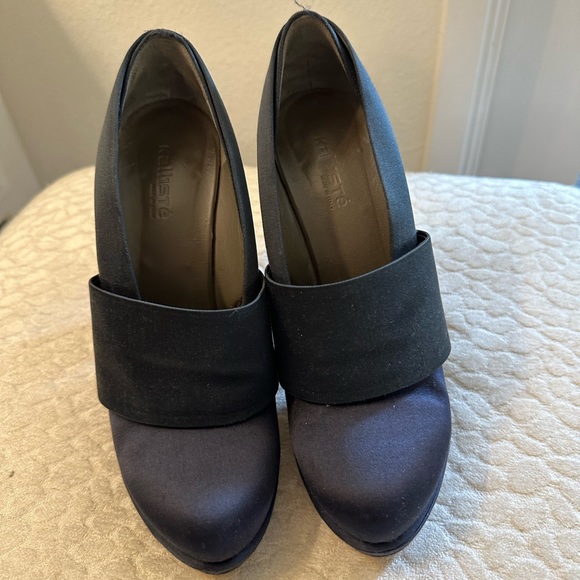 Shoes - Picture 2 of 6